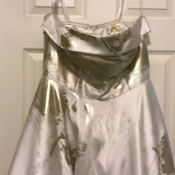 BEAUTIFUL EYE CATCHING GOWN!😁 - Picture 4 of 8